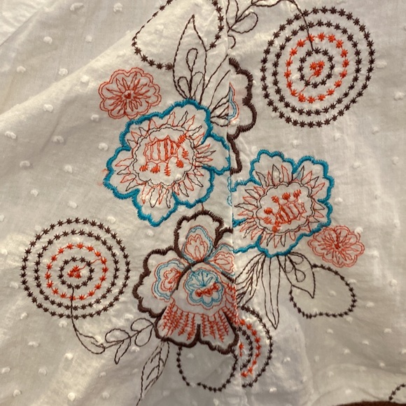 White skirt with embroidered flowers and designs in brown orange and turquoise - Picture 2 of 4